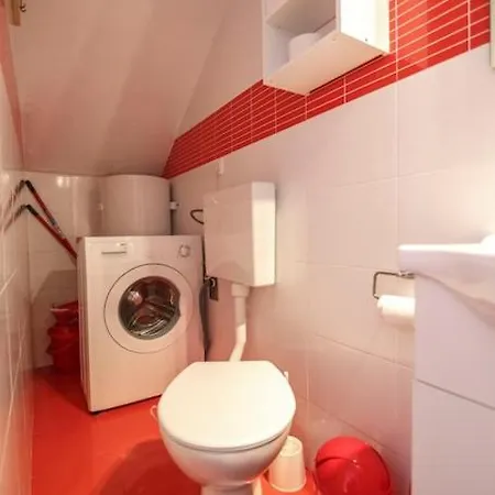 Beachfront Nest Апартаменты Комижа