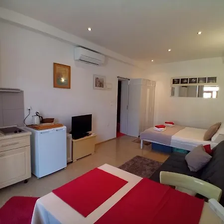 Beachfront Nest Apartment Komiza