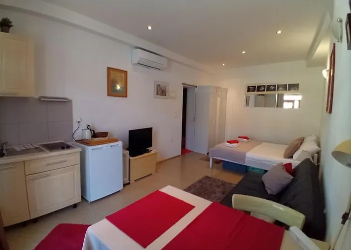 Beachfront Nest Apartman Komiza