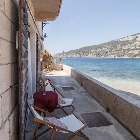 Beachfront Nest *